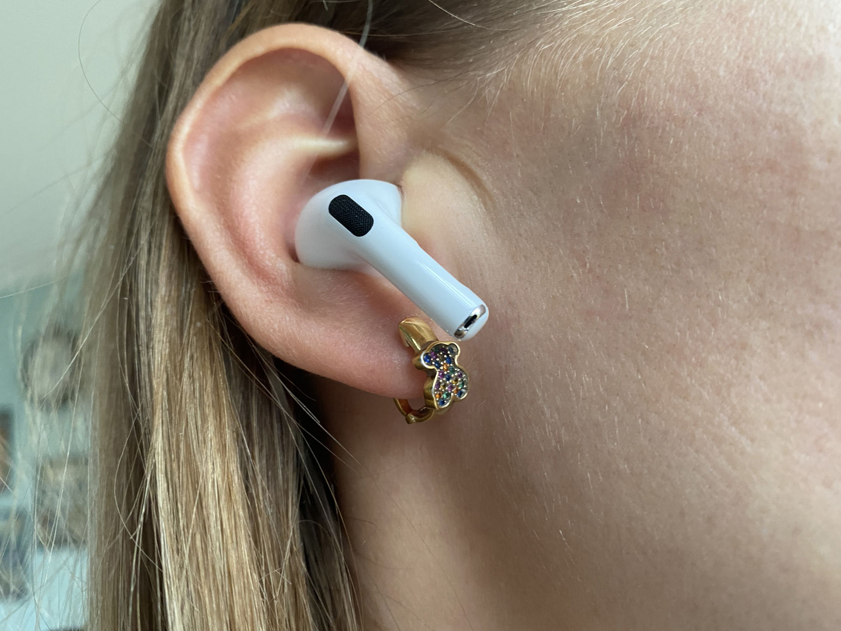 AirPods v uchu